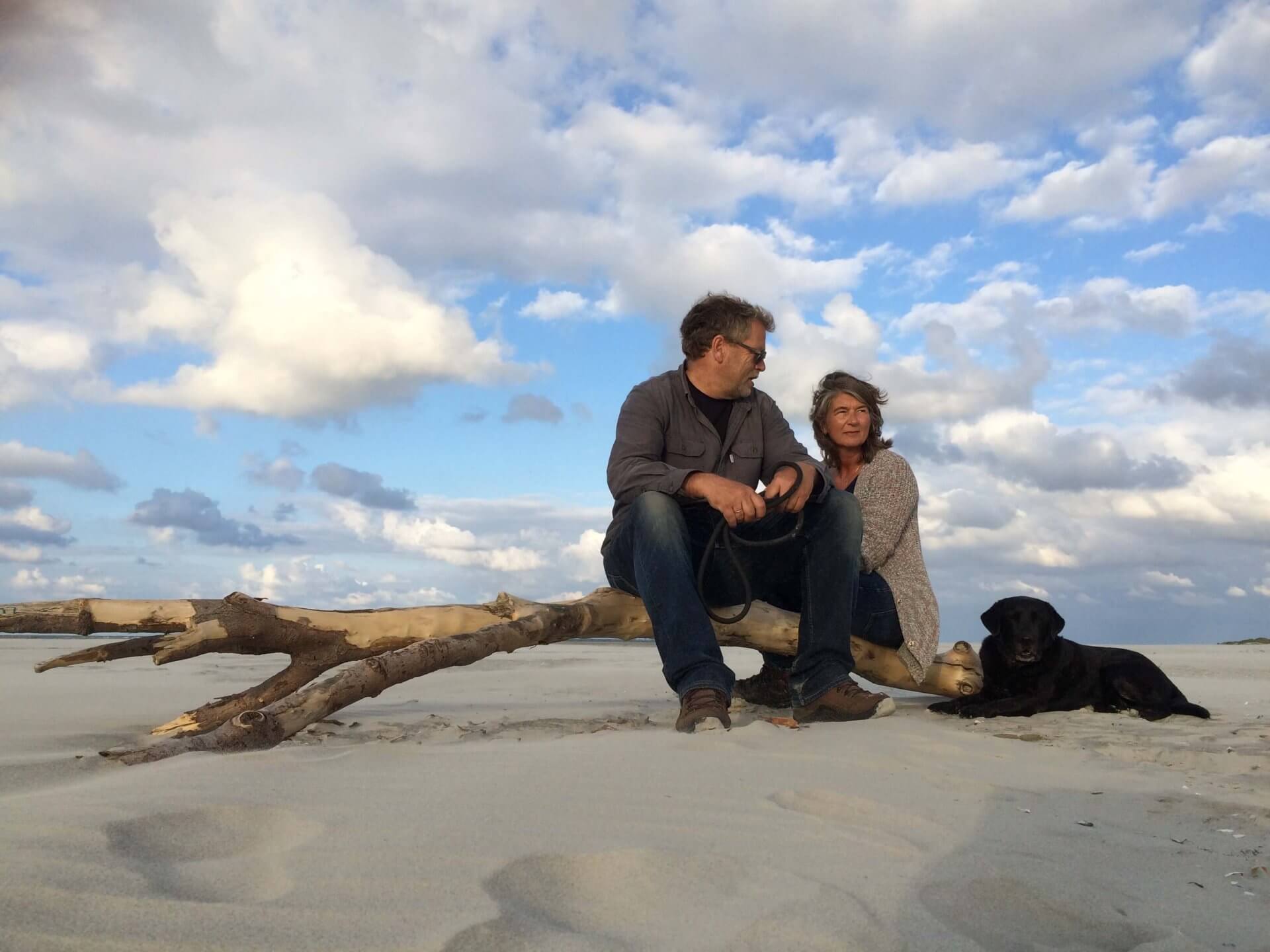 Zittend op strand Schiermonnikoog